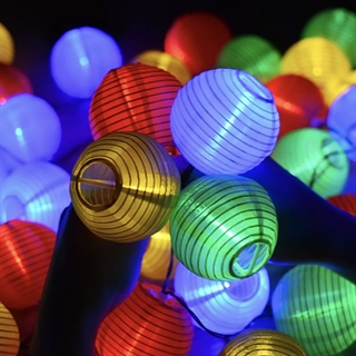 LED lyskæde med 10 eller 20 flerefarvede lanterner 